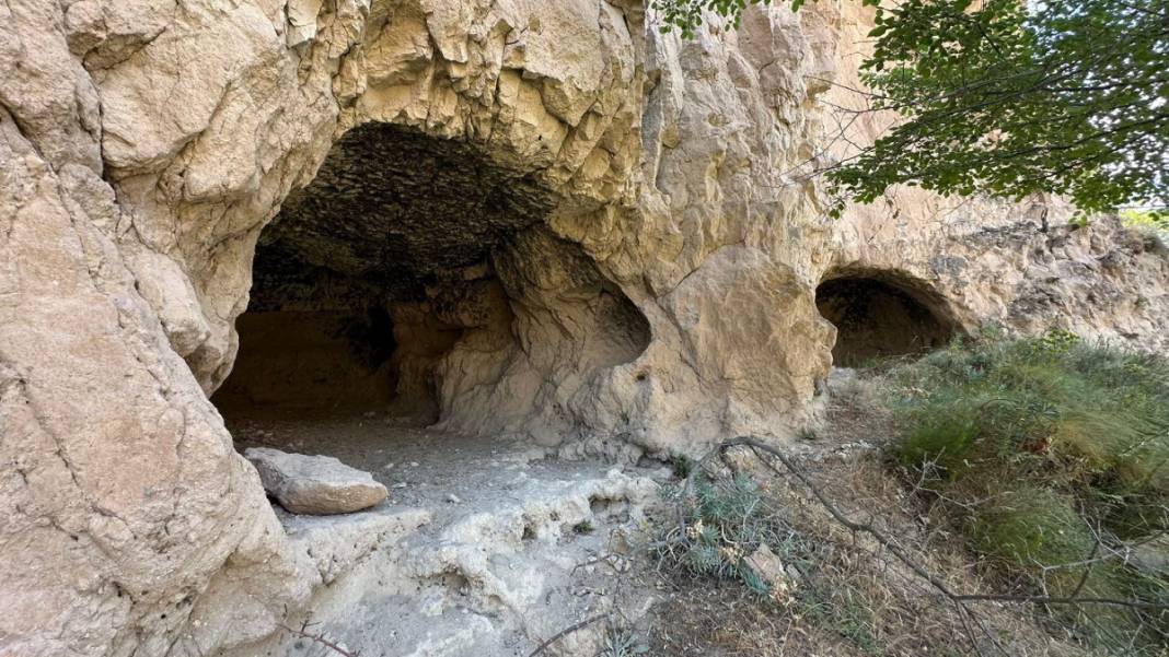 Kültür değerleri delik deşik! Roma Dönemi'ne ait mezarlıklara defineciler saldırdı 2
